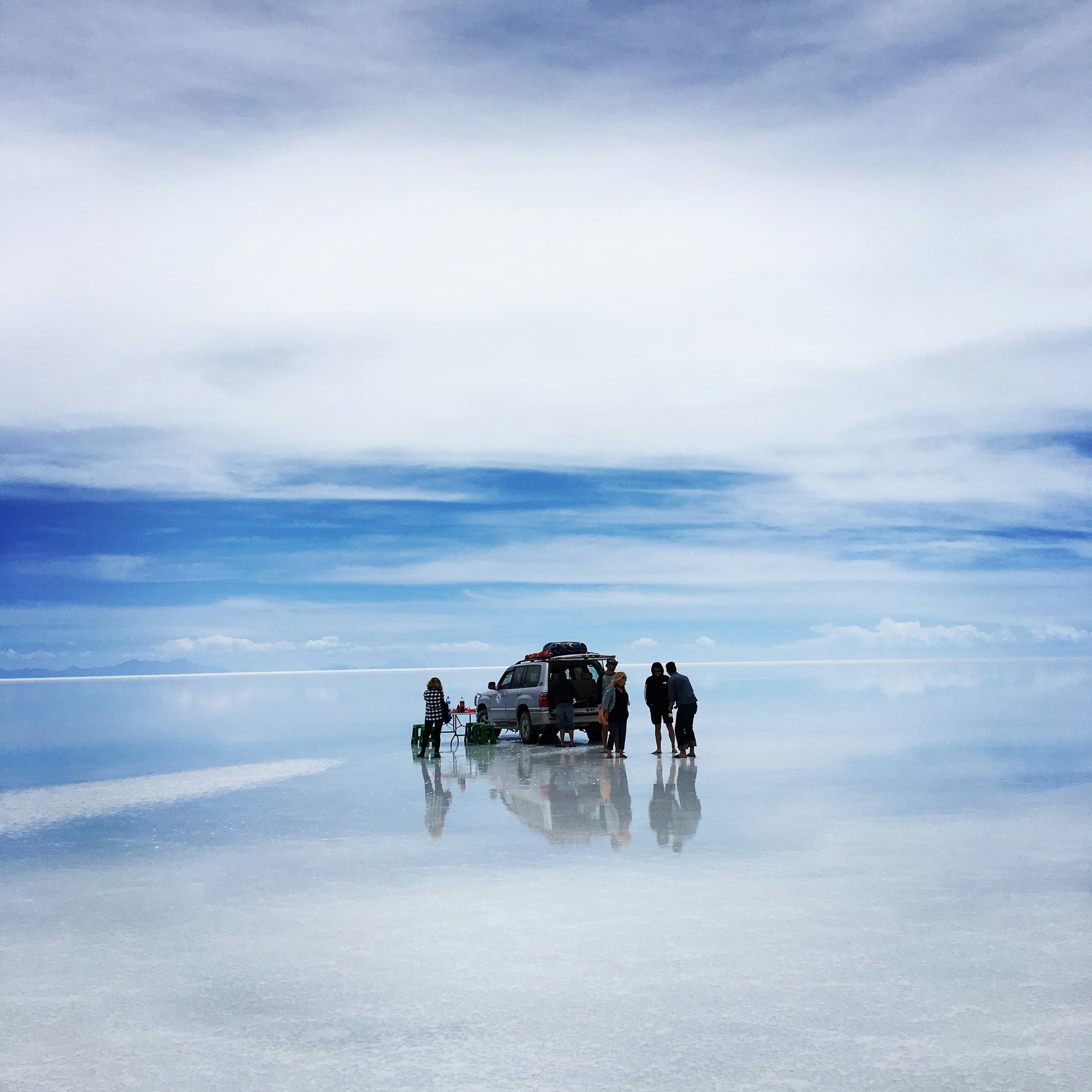 Lever de soleil sur le Salar de Uyuni créant un reflet miroir parfait